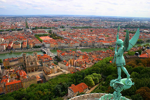 Un ange domine Notre-dame-de-fourviere